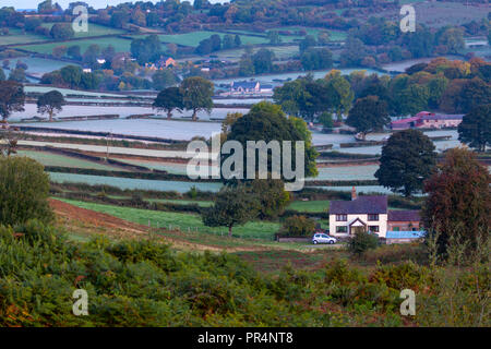 Flintshire, North Wales, September 2018. UK Wetter: Ein frostiger klar Start in den Tag in ländlichen Flintshire. Ein Bauernhaus von gefrorenen Feldern umgeben wie die Sonne beginnt das Land bei Sonnenaufgang, Rhes-y-zu erwärmen, CAE, Flintshire, Wales Stockfoto