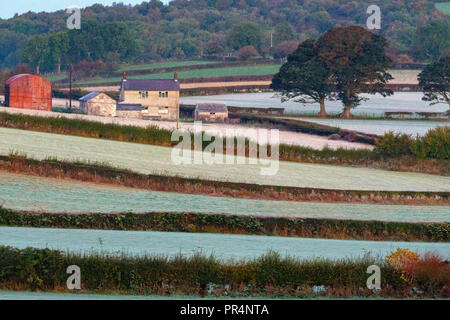 Flintshire, North Wales, September 2018. UK Wetter: Ein frostiger klar Start in den Tag in ländlichen Flintshire. Ein Bauernhaus von gefrorenen Feldern umgeben wie die Sonne beginnt das Land bei Sonnenaufgang, Rhes-y-zu erwärmen, CAE, Flintshire, Wales Stockfoto