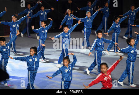 Fuzhou, China's Jiangxi Province. 28 Sep, 2018. Führen Kinder bei der Eröffnung eines internationalen Theater arts exchange Monat Programm nach Tang Xianzu in Fuzhou, der ostchinesischen Provinz Jiangxi, Sept. 28, 2018 benannt. Tang, geboren 1550, war ein berühmter chinesischer Dramatiker am besten für vier Stücke bekannt, die "Vier Träume betitelt." Credit: Wan Xiang/Xinhua/Alamy leben Nachrichten Stockfoto