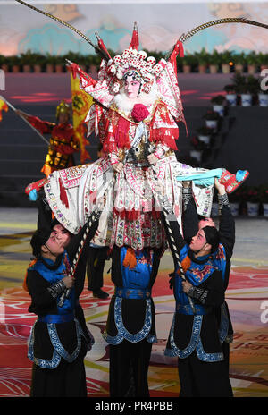 Fuzhou, China's Jiangxi Province. 28 Sep, 2018. Schauspieler bei der Eröffnung eines internationalen Theater arts exchange Monat Programm nach Tang Xianzu in Fuzhou, der ostchinesischen Provinz Jiangxi, Sept. 28, 2018 benannt. Tang, geboren 1550, war ein berühmter chinesischer Dramatiker am besten für vier Stücke bekannt, die "Vier Träume betitelt." Credit: Wan Xiang/Xinhua/Alamy leben Nachrichten Stockfoto