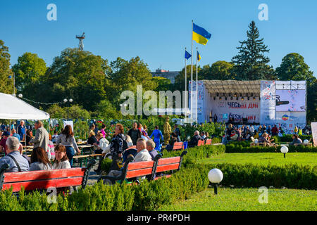 Uschhorod, Ukraine - Sep 28, 2018: Tschechische Tage in den Unterkarpaten Festival. 100-Jahr Feier der Tschechoslowakei Erklärung 1918. Standort Narodna Platz. leute Geschmack Gerichte, Bier und zu den nationalen Musik Kredit anhören: Mike Pellinni/Alamy leben Nachrichten Stockfoto