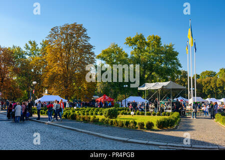 Uschhorod, Ukraine - Sep 28, 2018: Tschechische Tage in den Unterkarpaten Festival. 100-Jahr Feier der Tschechoslowakei Erklärung 1918. Standort Narodna Platz. leute Geschmack Gerichte, Bier und zu den nationalen Musik Kredit anhören: Mike Pellinni/Alamy leben Nachrichten Stockfoto