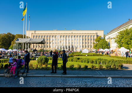 Uschhorod, Ukraine - Sep 28, 2018: Tschechische Tage in den Unterkarpaten Festival. 100-Jahr Feier der Tschechoslowakei Erklärung 1918. Die Ukrainische und die europäische Flagge. Regionale Verwaltung Gebäude in der Ferne. Credit: Mike Pellinni/Alamy leben Nachrichten Stockfoto