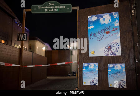 München, Bayern. 29 Sep, 2018. Einen Seiteneingang des Augustiner Zelt auf dem Oktoberfest mit einem Band geschlossen. Ein Mann wurde tödlich bei einem Streit am Münchner Oktoberfest verletzt. Das manhunt für die Täter ist im Gange. Die Polizei sucht nach Zeugen, die Zeuge der Streit in der Augustiner Zelt. Credit: Sven Hoppe/dpa/Alamy leben Nachrichten Stockfoto