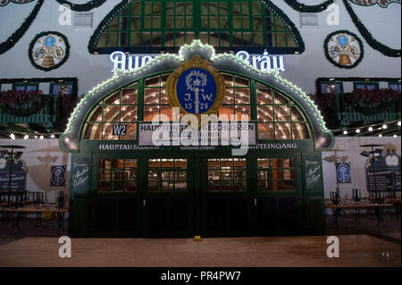 München, Bayern. 29 Sep, 2018. Der Haupteingang der Augustiner Zelt auf dem Oktoberfest. Ein Mann wurde tödlich bei einem Streit am Münchner Oktoberfest verletzt. Das manhunt für die Täter ist im Gange. Die Polizei sucht nach Zeugen, die Zeuge der Streit in der Augustiner Zelt. Credit: Sven Hoppe/dpa/Alamy leben Nachrichten Stockfoto