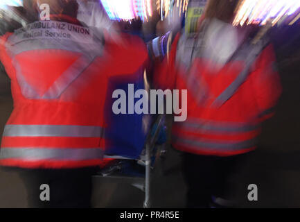 München, Bayern. 28 Sep, 2018. Zoom Effekt: Sanitäter können auf dem Oktoberfest gesehen werden. Das größte Volksfest der Welt findet zwischen 22. September und 07. Oktober. Credit: Felix Hörhager/dpa/Alamy leben Nachrichten Stockfoto