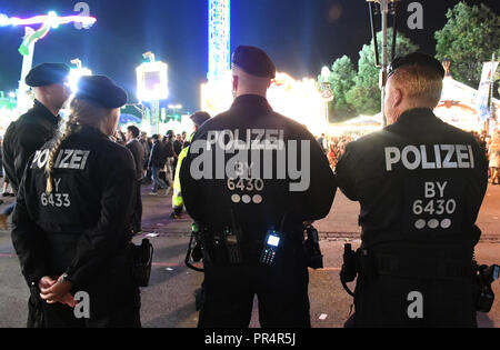 München, Bayern. 28 Sep, 2018. Polizisten können auf dem Oktoberfest gesehen werden. Das größte Volksfest der Welt findet zwischen 22. September und 07. Oktober. Credit: Felix Hörhager/dpa/Alamy leben Nachrichten Stockfoto