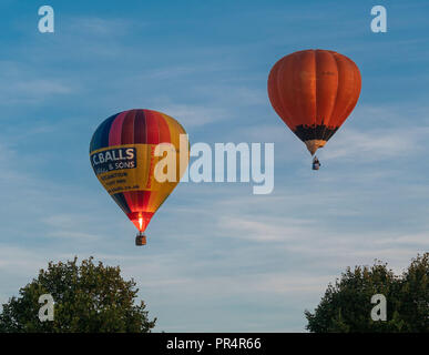 York, UK. 29. September 2018. Eine Masse Ballon Start fand bei Sonnenaufgang von York Knavesmire als Teil der zweiten jährlichen York Balloon Fiesta. 50 Luftballons in den Himmel von hunderten von Zuschauern beobachtet. Der Start ist Teil einer dreitägigen Veranstaltung bis zum Sonntag, dem 30. September. Foto Bailey-Cooper Fotografie/Alamy leben Nachrichten Stockfoto