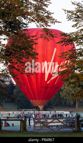 York, UK. 29. September 2018. Eine Masse Ballon Start fand bei Sonnenaufgang von York Knavesmire als Teil der zweiten jährlichen York Balloon Fiesta. 50 Luftballons in den Himmel von hunderten von Zuschauern beobachtet. Der Start ist Teil einer dreitägigen Veranstaltung bis zum Sonntag, dem 30. September. Foto Bailey-Cooper Fotografie/Alamy leben Nachrichten Stockfoto