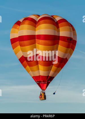 York, UK. 29. September 2018. Eine Masse Ballon Start fand bei Sonnenaufgang von York Knavesmire als Teil der zweiten jährlichen York Balloon Fiesta. 50 Luftballons in den Himmel von hunderten von Zuschauern beobachtet. Der Start ist Teil einer dreitägigen Veranstaltung bis zum Sonntag, dem 30. September. Foto Bailey-Cooper Fotografie/Alamy leben Nachrichten Stockfoto