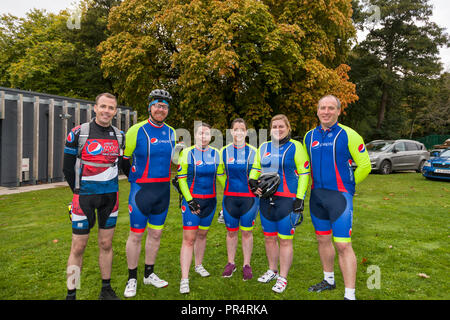 Carrigaline, Cork, Irland. 29. September 2018. Lto-R; Oliver Blackwell, Togher, Kevin Keohane, Inniscarra, Claire Kennedy, Carrigaline, Jen Macht, Ballincollig, Louise O' Sullivan, Bishopstown und John Ryan, Crosshaven, die an der großen Bahn Zyklus, der durch den Lions Club in Carrigaline mit den Erträgen, zu Marymount Hospice und die carrigaline Lions Jugend Zentrum organisiert wurde. In seiner 27-jährigen Geschichte der Veranstaltung hat fast 700.000 € Kredit: David Creedon/Alamy leben Nachrichten Stockfoto