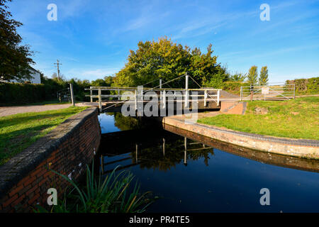 Hedging, Somerset, UK. 29. September 2018. UK Wetter. Sonnenschein und blauen Himmel an eine Hängebrücke, die über den Kanal in der Nähe von Bridgwater und Taunton Hedging in Somerset. Foto: Graham Jagd-/Alamy leben Nachrichten Stockfoto