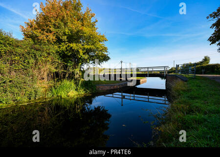 Hedging, Somerset, UK. 29. September 2018. UK Wetter. Sonnenschein und blauen Himmel an eine Hängebrücke, die über den Kanal in der Nähe von Bridgwater und Taunton Hedging in Somerset. Foto: Graham Jagd-/Alamy leben Nachrichten Stockfoto