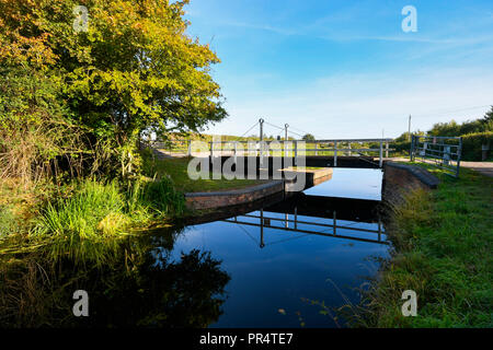 Hedging, Somerset, UK. 29. September 2018. UK Wetter. Sonnenschein und blauen Himmel an eine Hängebrücke, die über den Kanal in der Nähe von Bridgwater und Taunton Hedging in Somerset. Foto: Graham Jagd-/Alamy leben Nachrichten Stockfoto