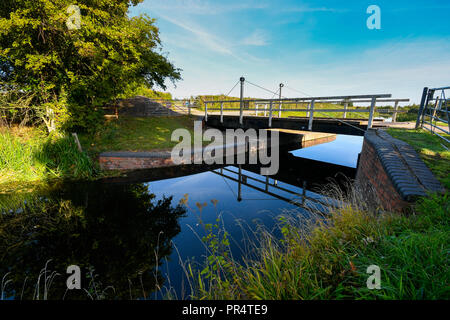 Hedging, Somerset, UK. 29. September 2018. UK Wetter. Sonnenschein und blauen Himmel an eine Hängebrücke, die über den Kanal in der Nähe von Bridgwater und Taunton Hedging in Somerset. Foto: Graham Jagd-/Alamy leben Nachrichten Stockfoto