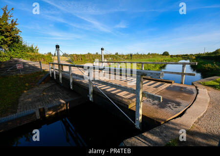 Hedging, Somerset, UK. 29. September 2018. UK Wetter. Sonnenschein und blauen Himmel an eine Hängebrücke, die über den Kanal in der Nähe von Bridgwater und Taunton Hedging in Somerset. Foto: Graham Jagd-/Alamy leben Nachrichten Stockfoto