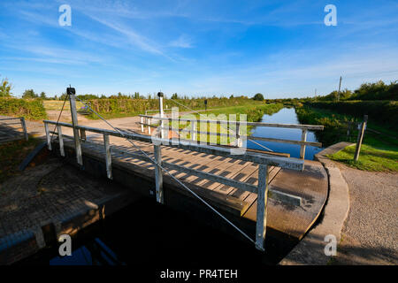 Hedging, Somerset, UK. 29. September 2018. UK Wetter. Sonnenschein und blauen Himmel an eine Hängebrücke, die über den Kanal in der Nähe von Bridgwater und Taunton Hedging in Somerset. Foto: Graham Jagd-/Alamy leben Nachrichten Stockfoto