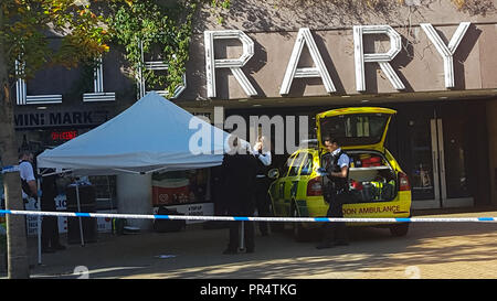 Wood Green London. UK 29. September 2018 - eine Polizeikette und forensische Zelt ist außerhalb der Grünen Holz Bibliothek im Norden von London. Nach Angaben der Polizei an der Szene, die einen Obdachlosen Körper war am Eingang des grünen Holz Bibliothek am frühen Morgen gefunden. Credit: Dinendra Haria/Alamy leben Nachrichten Stockfoto