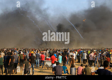 September 28, 2018 - Palästinensische Hausierer verkaufen Lebensmittel bei Auseinandersetzungen zwischen der israelischen Armee und palästinensischen Demonstration für die Große März zurück Rallye entlang der Gazastreifen Grenze im Osten von Gaza Stadt, am Freitag, den 28. September 2018. Die straßenverkäufer, von denen viele Kinder und Jugendliche, zu dem Protest essen und trinken Artikel für die palästinensische Demonstranten, die Stunden unter der sengenden Sonne verbringt. Fliegende Händler verkaufen ihre Produkte während der Auseinandersetzungen im Widerspruch zu den Gefahren der Verletzung und Tod, die Sie durch die Teilnahme an der Demonstration. Laut einer aktuellen Studie der Weltbank, Th Stockfoto