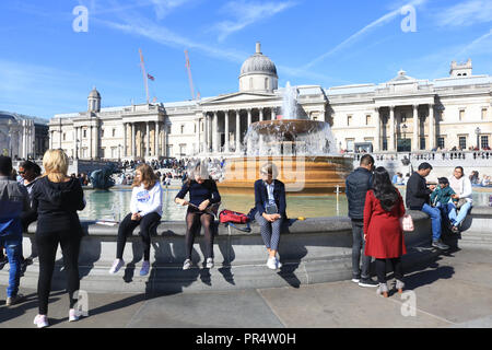 London, Großbritannien. 28 Sep, 2018. Touristen und sightseeers genießen Sie den wunderschönen Herbst Sonnenschein in Trafalgar Square an einem warmen Tag in der Hauptstadt der Credit: Amer ghazzal/Alamy leben Nachrichten Stockfoto