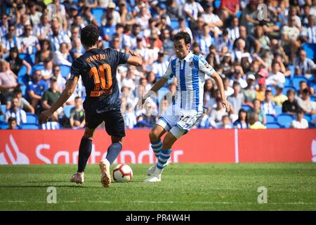 Ruben Pardo von Real Sociedad Duelle um den Ball mit Parejo von Valencia CF während der spanischen Liga Fußballspiel zwischen Real Sociedad und Valencia an der Anoeta Stadium am 29. September 2018 in San Sebastian, Spanien Cordon drücken Sie Stockfoto