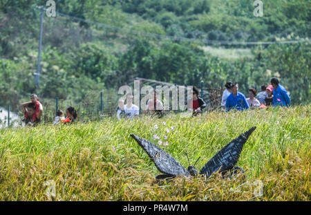 Jiashan, China Zhejiang Provinz. 29 Sep, 2018. Touristen, die Landschaft des terrassenförmig angelegten Feld in Gaoyuan Dorf in Dayang Township von Jiande Stadt, der ostchinesischen Provinz Zhejiang, Sept. 29, 2018. Über 2.000 Taichi Enthusiasten nahmen an einer Leistung der lokalen Tourismus von Dayang zu fördern. Credit: Xu Yu/Xinhua/Alamy leben Nachrichten Stockfoto