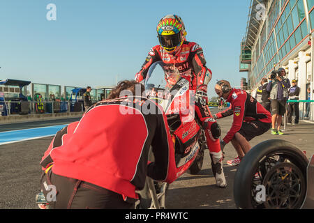 Chaz Davies, GBR, Ducati Panigale R, Aruba.it Racing. 29 Sep, 2018. Ducati, SBK 2018, MOTO-SBK Magny-Cours Grand Prix 2018, freie Praxis 4, 2018, Circuit de Nevers Magny-Cours, Acerbis französische Runde, Frankreich, 29. September 2018 Maßnahmen während der Sbk freie Praxis 4 Der acerbis Französisch Runden am 29. September 2018 Circuit de Nevers Magny-Cours, Frankreich Quelle: AFP 7/ZUMA Draht/Alamy leben Nachrichten Stockfoto