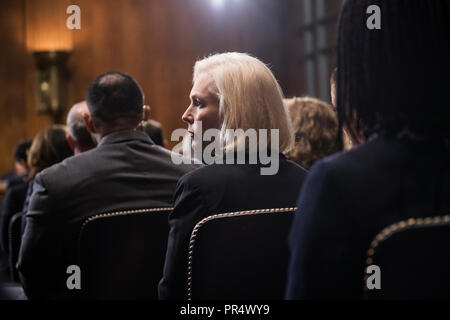 UNITED STATES - 27. SEPTEMBER: Sen. Kirsten Gillibrand, D-N.Y., hört zu, Dr. Christine Blasey Ford's Zeugnis in der Senat-rechtsausschusse auf die Nominierung von Brett M. Kavanaugh eine Richterin am Obersten Gerichtshof der Vereinigten Staaten in Verbindung gebracht werden zu bezeugen. (Foto von Tom Williams/CQ Roll Call/Pool) | Verwendung weltweit Stockfoto