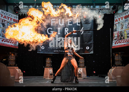 London, Großbritannien. 29. September 2018. Die Mädchen führen Sie atemberaubende Pyrotechnik am 14. Internationale Tattoo Convention in London am Dock. Credit: Guy Corbishley/Alamy leben Nachrichten Stockfoto