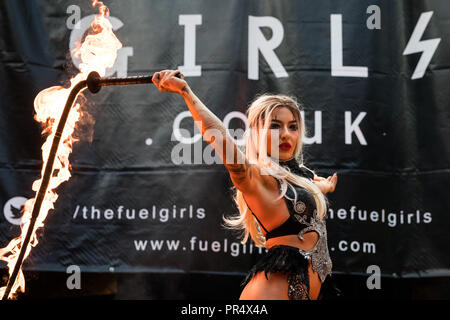 London, Großbritannien. 29. September 2018. Die Mädchen führen Sie atemberaubende Pyrotechnik am 14. Internationale Tattoo Convention in London am Dock. Credit: Guy Corbishley/Alamy leben Nachrichten Stockfoto