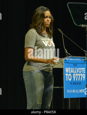 Coral Gables, FL, USA. 28 Sep, 2018. Ehemaligen Vereinigte Staaten von Amerika First Lady Michelle Obama spricht während einer 'Wenn wir alle Stimmen Rally' in Miami an der Watsco Center an der Universität von Miami am 28. September 2018 in Carol Gables, Florida. Quelle: MPI 10/Media Punch/Alamy leben Nachrichten Stockfoto