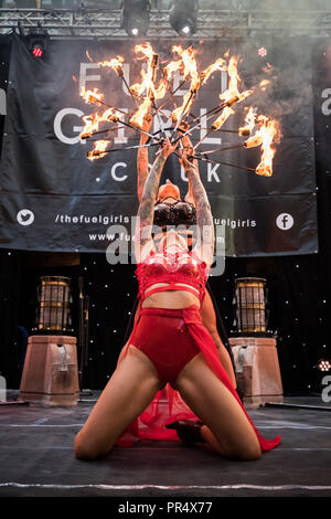 London, Großbritannien. 29. September 2018. Die Mädchen führen Sie atemberaubende Pyrotechnik am 14. Internationale Tattoo Convention in London am Dock. Credit: Guy Corbishley/Alamy leben Nachrichten Stockfoto