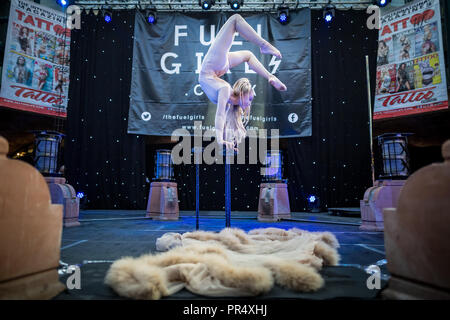 London, Großbritannien. 29. September 2018. Die Mädchen an die 14. Internationale Tattoo Convention in London bei Tabak Dock durchführen. Credit: Guy Corbishley/Alamy leben Nachrichten Stockfoto