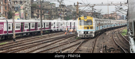 Kolkata, Indien. 29 Sep, 2018. Instandhaltung Arbeitnehmer Arbeit an Bahnstrecken in West Bengal, Indien, an Sept. 29, 2018. Credit: tumpa Mondal/Xinhua/Alamy leben Nachrichten Stockfoto