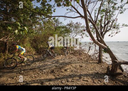 September 29, 2018 - Tanjung Lesung, Banten, Indonesien-MTB-Fahrer konkurrieren während Rhino MTB XC Marathon am Tanjung Lesung Wald in Banten, Indonesien am 29. September 2018. Mehr als 100 Sportler und Sportbegeisterte auf Rhino MTB XCM, einem offenen Mountainbike Cross Country marathon Turnier teil. Es hält auch die 2018 Rhino Cross Triathlon am Sonntag, dem 30. September die zweite Auflage des ersten Cross Triathlon Wettbewerb in Indonesien, die konkurriert 100 Triathleten aus 7 Ländern, darunter USA, Japan, den Niederlanden, Neuseeland und Frankreich. (Bild: © Afriadi Hikmal/ZUMA Draht Stockfoto