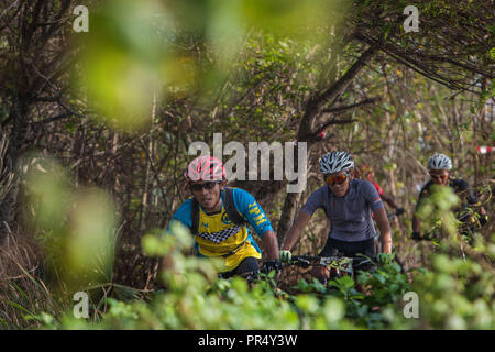 September 29, 2018 - Tanjung Lesung, Banten, Indonesien-MTB-Fahrer konkurrieren während Rhino MTB XC Marathon am Tanjung Lesung Wald in Banten, Indonesien am 29. September 2018. Mehr als 100 Sportler und Sportbegeisterte auf Rhino MTB XCM, einem offenen Mountainbike Cross Country marathon Turnier teil. Es hält auch die 2018 Rhino Cross Triathlon am Sonntag, dem 30. September die zweite Auflage des ersten Cross Triathlon Wettbewerb in Indonesien, die konkurriert 100 Triathleten aus 7 Ländern, darunter USA, Japan, den Niederlanden, Neuseeland und Frankreich. (Bild: © Afriadi Hikmal/ZUMA Draht Stockfoto