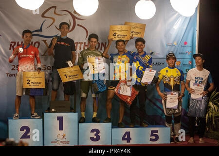 Tanjung Lesung, Banten, Indonesien. 29 Sep, 2018. (Rechts) 2.Sieger RAFIKA M. FARISHI, 1 Sieger ZAENAL FANANI links. 3. Sieger DENI ARI YULIANTO, 4 Sieger IHZA MUHAMMAD, 5 MAYDANIL ARHAN, 6 Sieger JITO, 7 BAHKRI NURMAYWAN an der Preisverleihung für die Sieger der Rhino Mountain Bike Cross Country MTB-Marathon (XCM) 2018 in Tanjung Lesung, Banten Indonesien am 29. September 2018. Credit: Afriadi Hikmal/ZUMA Draht/Alamy leben Nachrichten Stockfoto