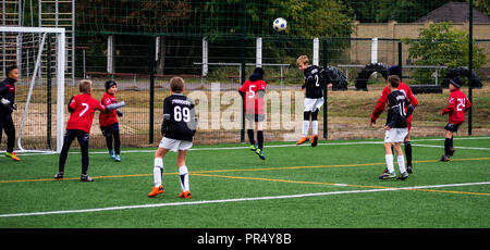 Region Kiew, Ukraine. 29. September 2018. In der socer Meisterschaft unter Schülern gibt es eine Übereinstimmung zwischen den Mannschaften der Sport Club Boryspil Sport (rot) und Mnolit-2. Das Spiel endete unentschieden. Quelle: Igor Golovnov/Alamy leben Nachrichten Stockfoto