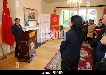 (180929) - Dublin, Sept. 29, 2018 (Xinhua) - der chinesische Botschafter in Irland Yue Xiaoyong (L) Adressen eine Funktion bei der Chinesischen Botschaft in Dublin, Irland, Sept. 28, 2018. Insgesamt 27 irischen Unternehmen haben bestätigt in der kommenden China International Import Expo (CIIE), die erste ihrer Art, die jemals von China in seinen östlichen Küstenstadt Shanghai im November stattfinden wird, teilzunehmen. (Xinhua) (zhf) Stockfoto