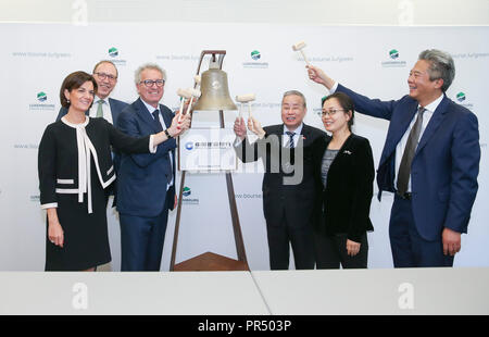 (180929) - Luxemburg, Sept. 29, 2018 (Xinhua) - Luxemburg Finanzminister Pierre Gramegna (3 L), den chinesischen Botschafter in Luxemburg Huang Changqing (3. R) und andere Vertreter an der Eröffnungsfeier in Luxemburg, Sept. 28, 2018. Den ersten überseeischen grüne Anleihen mit einem Gesamtwert von 500 Millionen Euro (581 Millionen US-Dollar) ausgestellt, die China Construction Bank (CCB) wurden formell an der Luxemburger Börse Grün dieses Wochenende aufgeführt. (Xinhua / Ihr Pingfan) (Lrz) Stockfoto