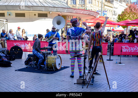 Bournemouth, UK. 29. September 2018 England Wetter Bournemouth. ! 000 Menschen auf Bournemouth für diese Jahre Arts Festival läuft zwischen dem 29. September und 6. Oktober. Das Wetter war einfach herrlich im Herbst Sonnenschein mit Menschen genießen die Unterhaltung und viele genießen den Strand. Credit Paul Chambers Alamy Leben Nachrichten. Stockfoto