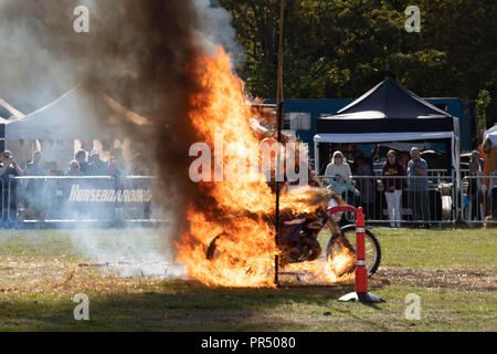 Brentwood Essex am 29. September 2018 Essex Land zeigen in Weald Park Brentwood Essex in herrlichen Herbst Sonnenschein. Ein Motorrad stunt rider Fahrten durch ein Feuer. Kredit Ian Davidson/Alamy leben Nachrichten Stockfoto