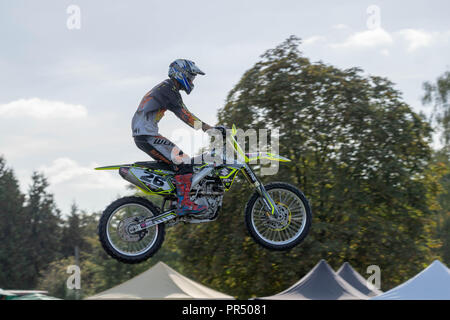 Brentwood Essex am 29. September 2018 Essex Land zeigen in Weald Park Brentwood Essex in herrlichen Herbst Sonnenschein., Motorrad stunt Rider in der Luft, Kredit Ian Davidson/Alamy leben Nachrichten Stockfoto