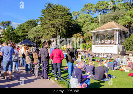 Bournemouth, UK. 29. September 2018 England Wetter Bournemouth. ! 000 Menschen auf Bournemouth für diese Jahre Arts Festival läuft zwischen dem 29. September und 6. Oktober. Das Wetter war einfach herrlich im Herbst Sonnenschein mit Menschen genießen die Unterhaltung und viele genießen den Strand. Credit Paul Chambers Alamy Leben Nachrichten. Stockfoto