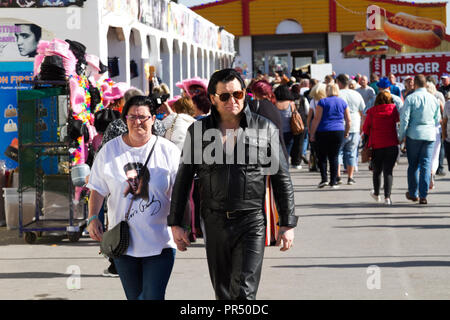 Elvis Festival, Porthcawl, South Wales, UK. 29. September 2018. UK Wetter: Das warme Wetter heute bringt Tausende von Elvis Fans, absteigend auf der Stadt dieses Wochenende für die jährliche Veranstaltung in der Feier des Königs. 35.000 sind dieses Wochenende erwartet. Elvis-imitatoren durchführen, Schauplätze über Porthcawl in der immer beliebter werdenden Veranstaltung. Credit: Andrew Bartlett/Alamy leben Nachrichten Stockfoto