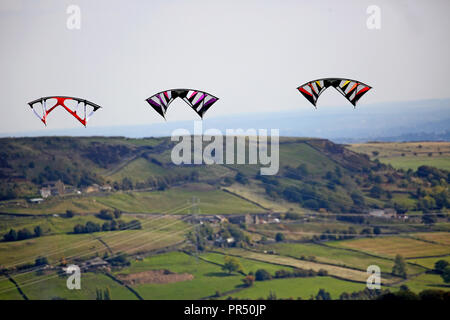 Halifax, Großbritannien. 29. September 2018. Drachen fliegen hoch am südlichen Pennines Drachenfest auf Hunter Hill, Wainstalls, Halifax, 29. September 2018 (C) Barbara Cook/Alamy leben Nachrichten Stockfoto