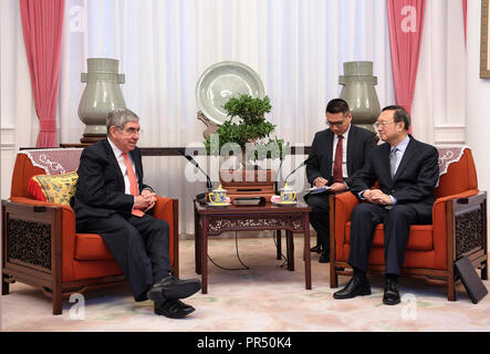 Peking, China. 29 Sep, 2018. Yang Jiechi (R), ein Mitglied des Politbüros des Zentralkomitees der Kommunistischen Partei Chinas (CPC) und Leiter der Kommission für Auswärtige Angelegenheiten des CPC-Zentralausschusses, trifft sich mit ehemaliger Präsident von Costa Rica, Oscar Arias Sanchez in Peking, der Hauptstadt von China, Sept. 29, 2018. Credit: Zhang Ling/Xinhua/Alamy leben Nachrichten Stockfoto