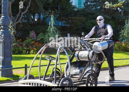 Bournemouth, Dorset UK. 29. September 2018. Bournemouth Kunst am Meer Festival liefert innovative humorvoll komisch und schrägen Unterhaltung an verschiedenen Veranstaltungsorten in der Stadt zu präsentieren. Mad Max Kinderwagen. Credit: Carolyn Jenkins/Alamy leben Nachrichten Stockfoto