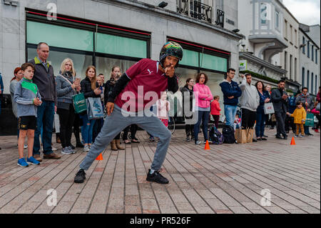 Cork, Irland. 29. September 2018. Chopstix von SOG Break Dance Crew aus Dublin in der Einkäufer auf einer belebten Samstag Nachmittag. Credit: Andy Gibson/Alamy Leben Nachrichten. Stockfoto