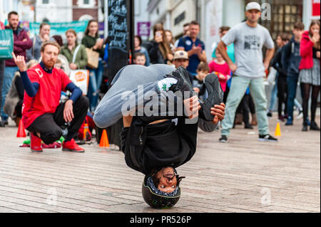 Cork, Irland. 29. September 2018. Chopstix von SOG Break Dance Crew aus Dublin in der Einkäufer auf einer belebten Samstag Nachmittag. Credit: Andy Gibson/Alamy Leben Nachrichten. Stockfoto